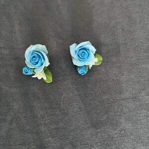 Flower earrings.
